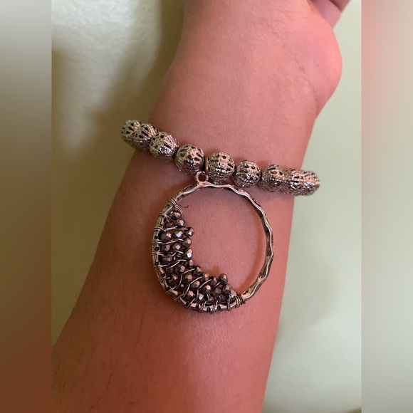 Elegant Silver Beaded Bracelet - Picture 5 of 6